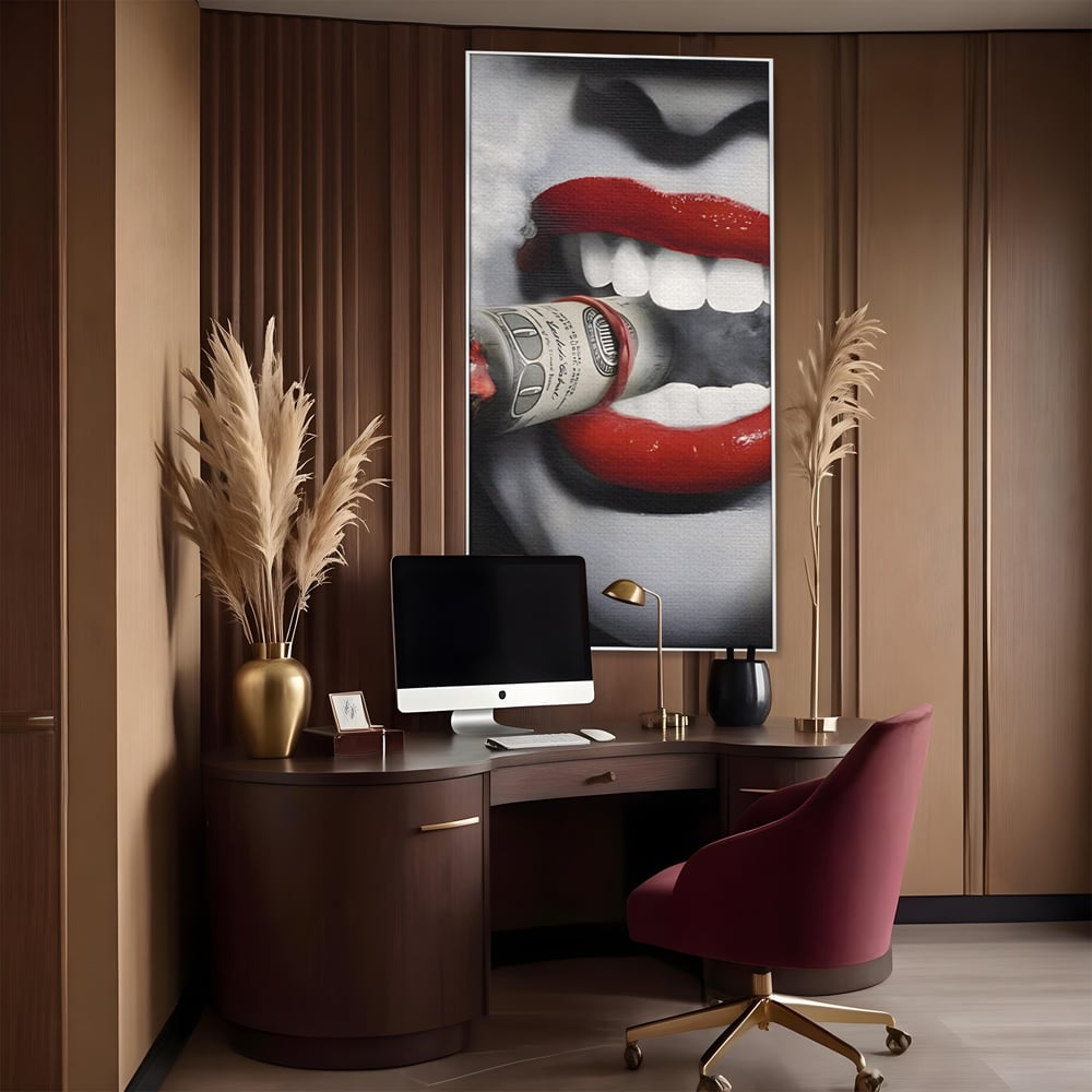 Tablou canvas cu tablou canvas cu buze rosii si bancnota, in rama de aluminiu argintiu, pe perete intr-un birou